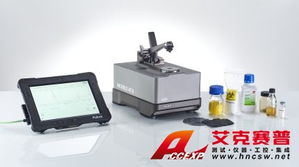 便攜式FT-IR光譜儀周圍有不同的測(cè)試樣品，平板筆記本顯示優(yōu)秀的FT-IR測(cè)量結(jié)果